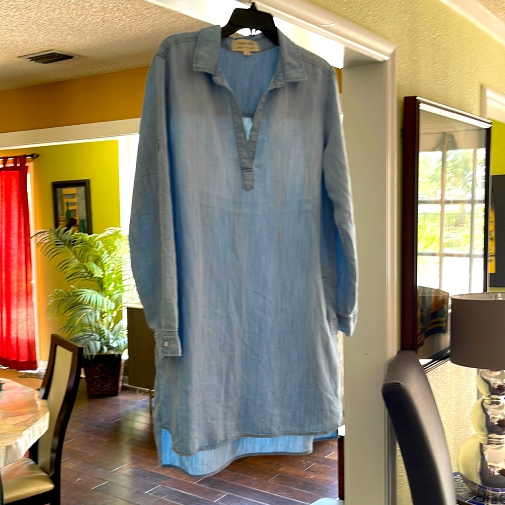Cloth and Stone Really cute chambray blue dress!